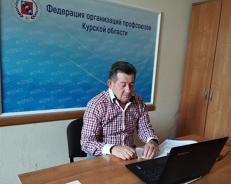 перед компьютером ид сбоку