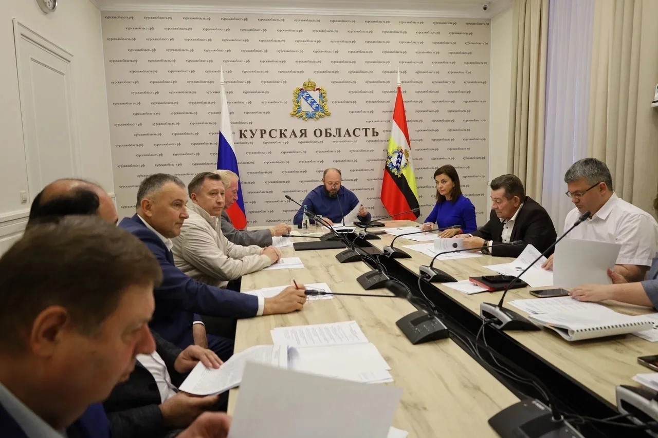 почетные зания сидят