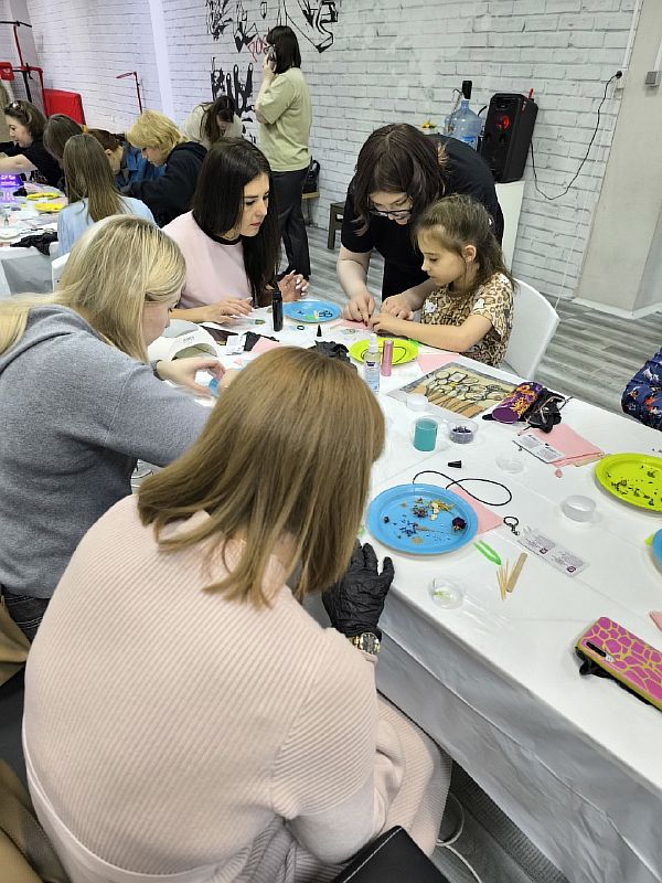 работают за столом