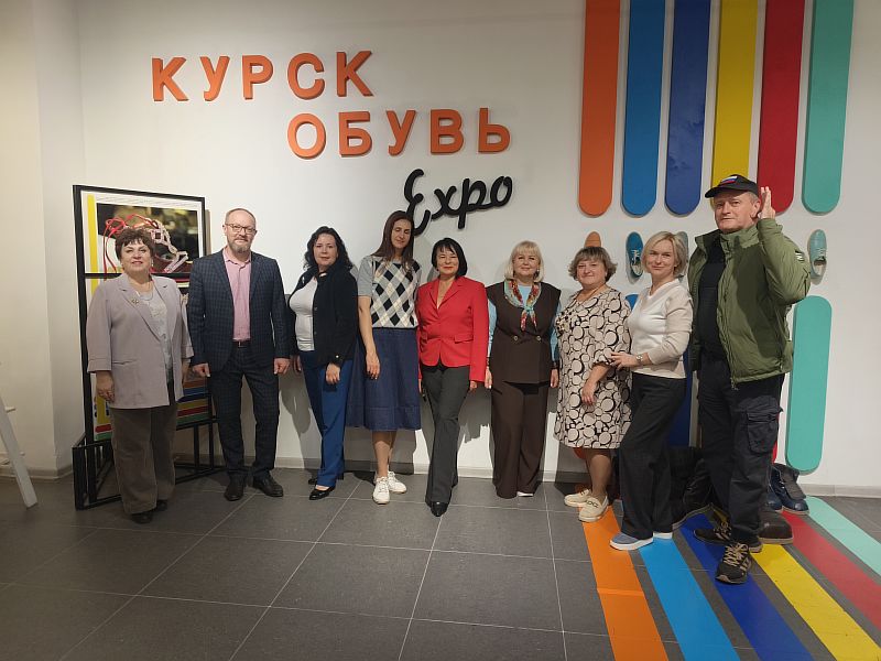 у надписи